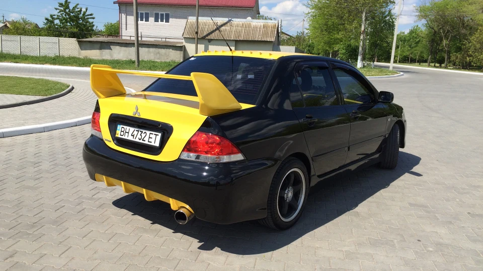 Mitsubishi Lancer Black & Yellow 4