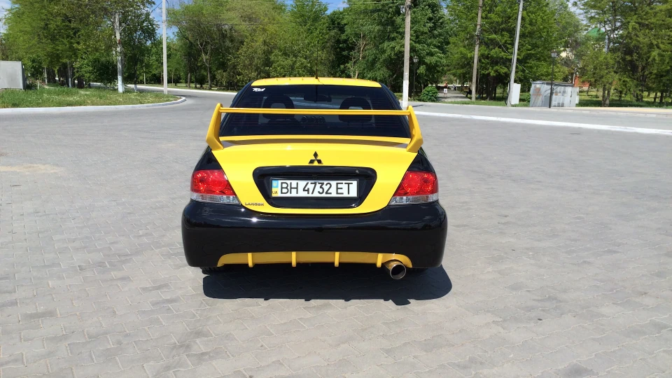 Mitsubishi Lancer Black & Yellow 5