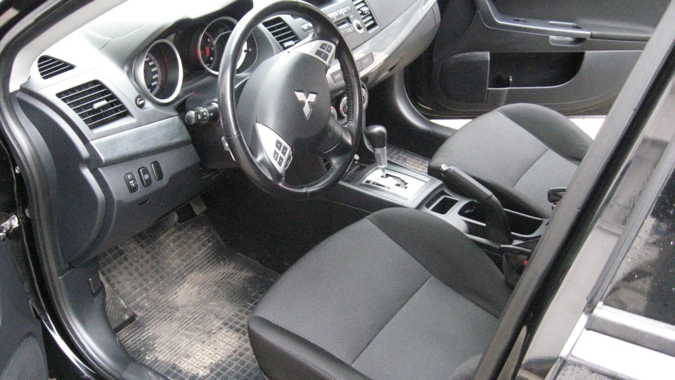 Mitsubishi Lancer intense 5