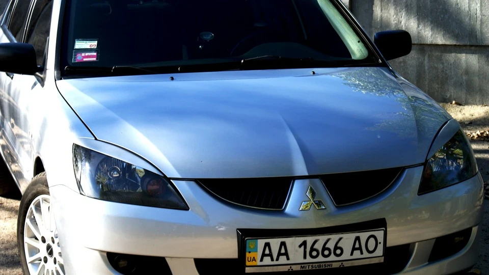 Mitsubishi Lancer MOMOn 3