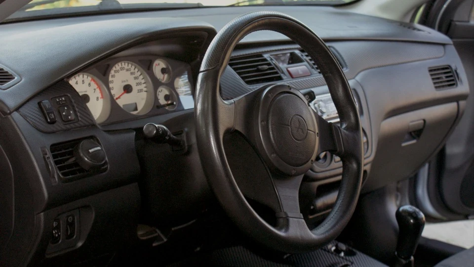 Mitsubishi Lancer MOMOn 4