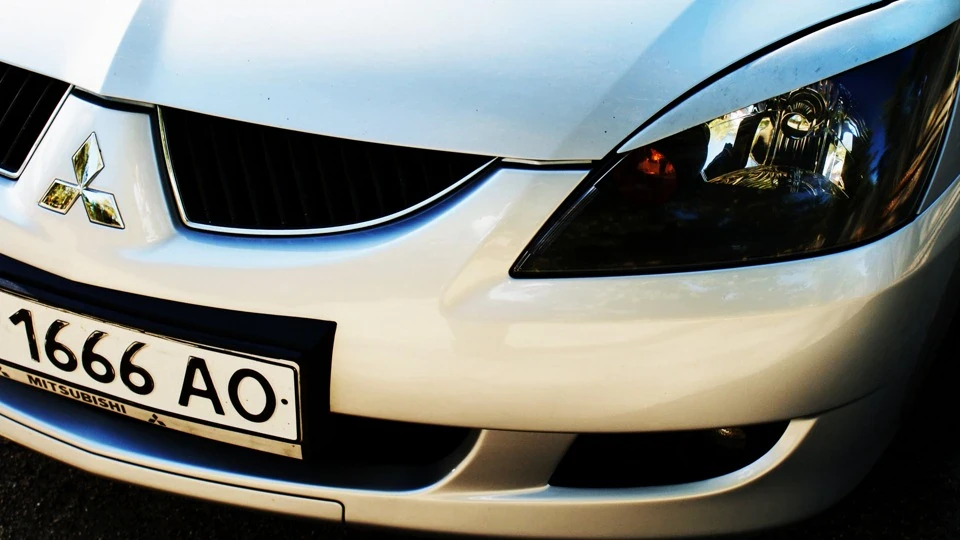 Mitsubishi Lancer MOMOn 5