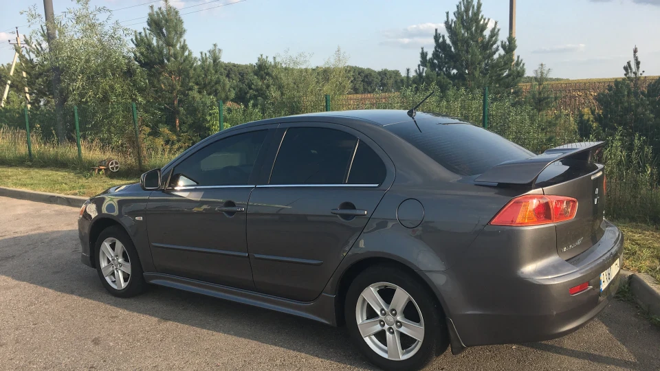 Mitsubishi Lancer Сіра акула