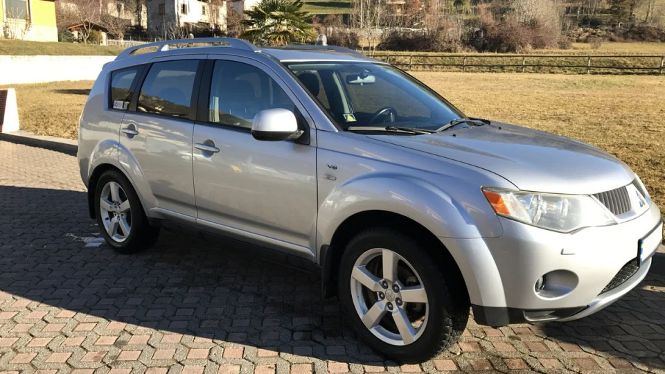 Mitsubishi Outlander XL 2