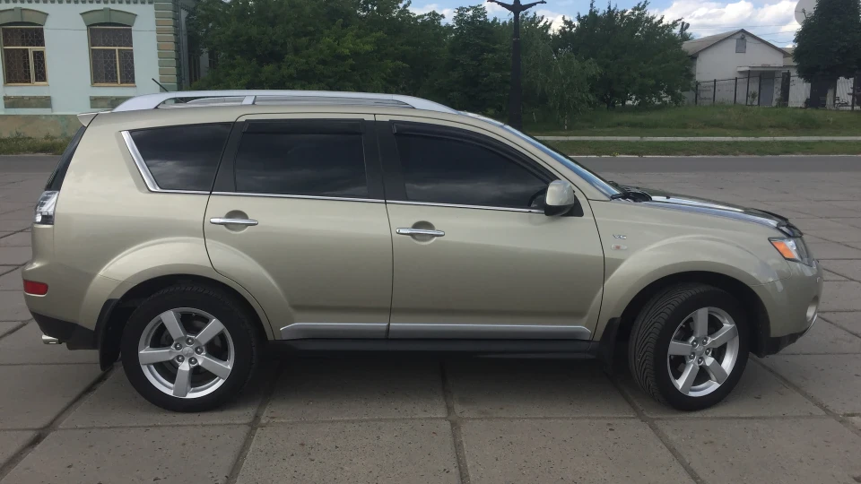 Mitsubishi Outlander XL 2