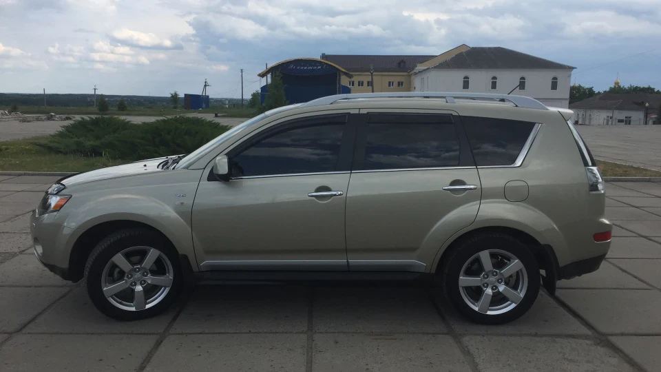 Mitsubishi Outlander XL 3