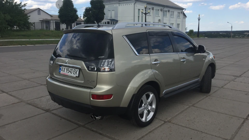 Mitsubishi Outlander XL 4