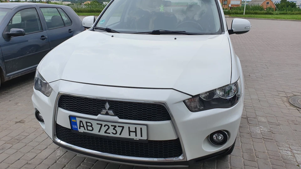 Mitsubishi Outlander XL Білі перли 2