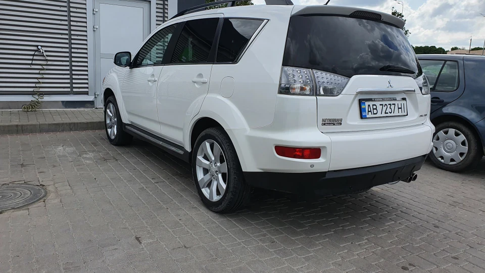 Mitsubishi Outlander XL Білі перли 3