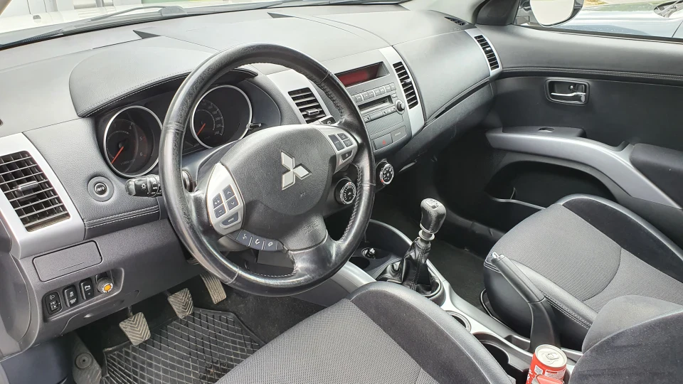 Mitsubishi Outlander XL Білі перли 4