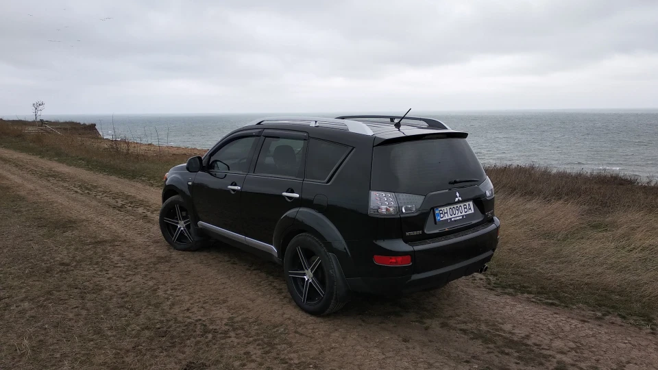 Mitsubishi Outlander XL black edition 2