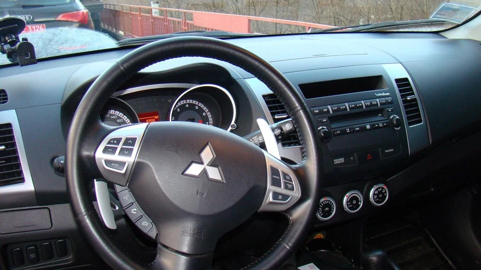 Mitsubishi Outlander XL чорний 3.0/S62 4