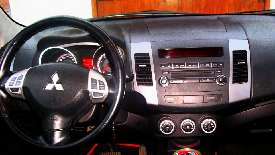 Mitsubishi Outlander XL Чорний Стік 3