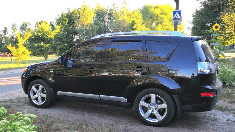 Mitsubishi Outlander XL чорник 3.0 5