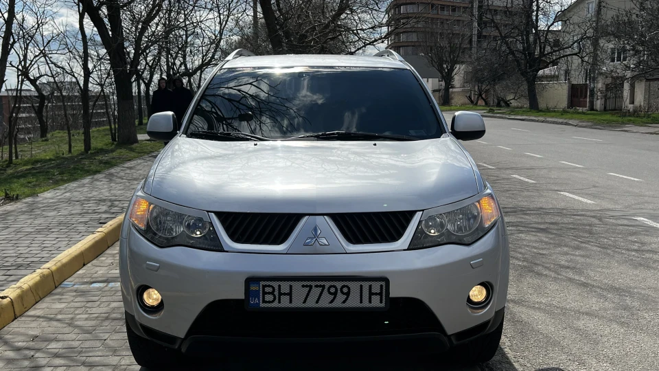 Mitsubishi Outlander XL Defender 2