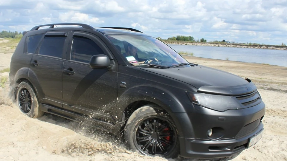Mitsubishi Outlander XL mat black 4