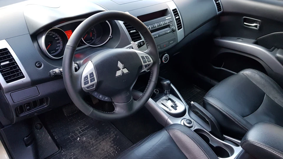 Mitsubishi Outlander XL Палка яка стріляє!