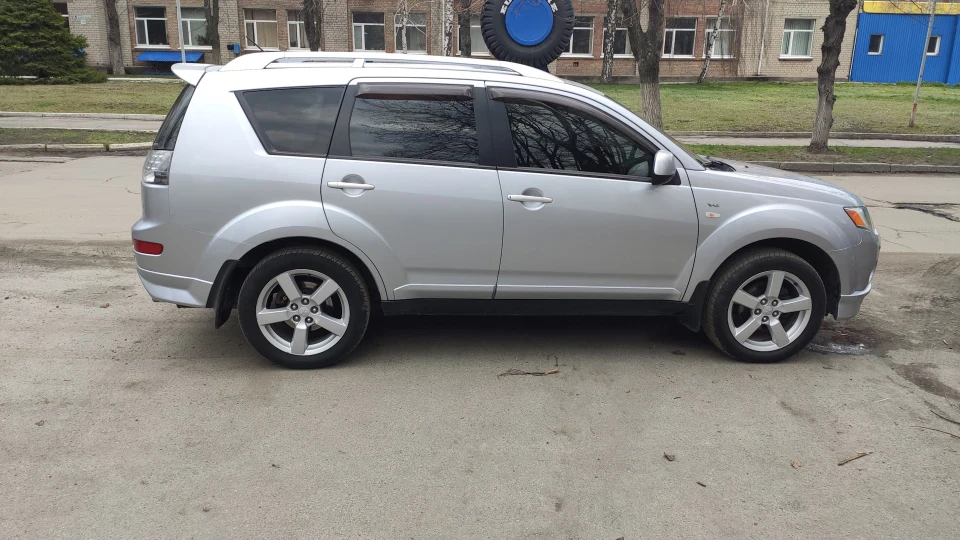 Mitsubishi Outlander XL Срібна куля 2