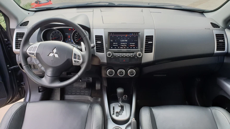Mitsubishi Outlander XL V6 ГМО inside 2