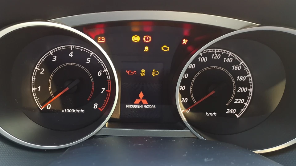 Mitsubishi Outlander XL V6 ГМО inside 3