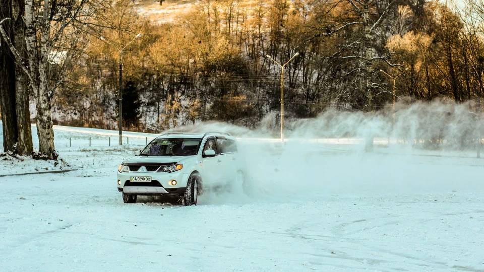 Mitsubishi Outlander XL #White# 2