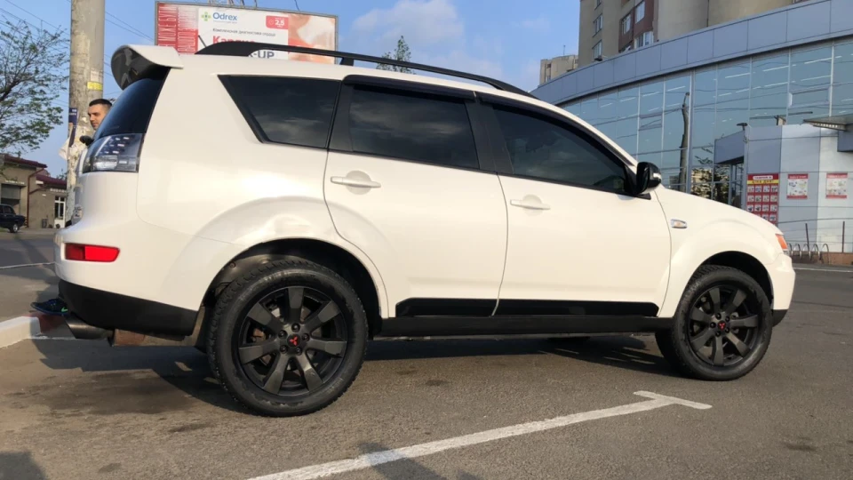 Mitsubishi Outlander XL whitepearl 2