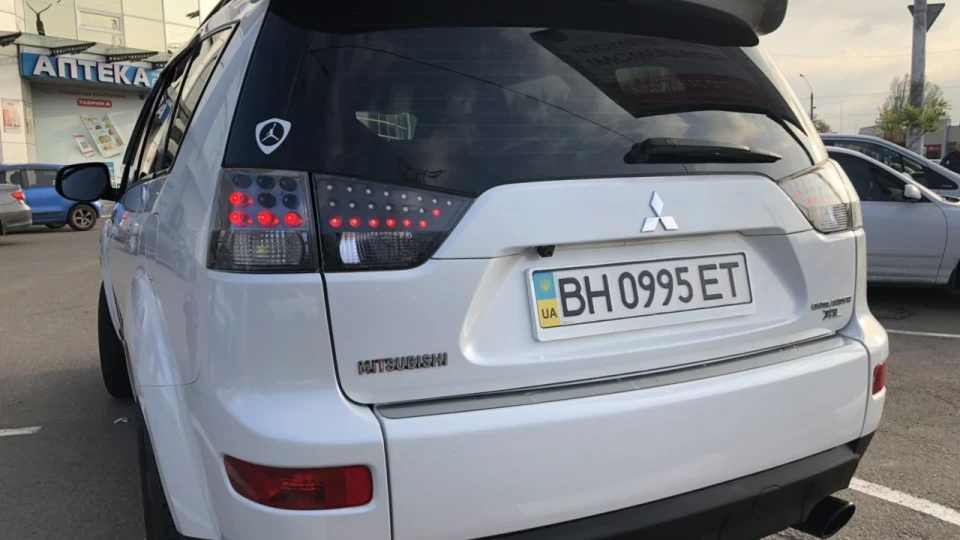 Mitsubishi Outlander XL whitepearl 4