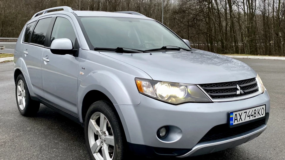 Mitsubishi Outlander XL XLS 2