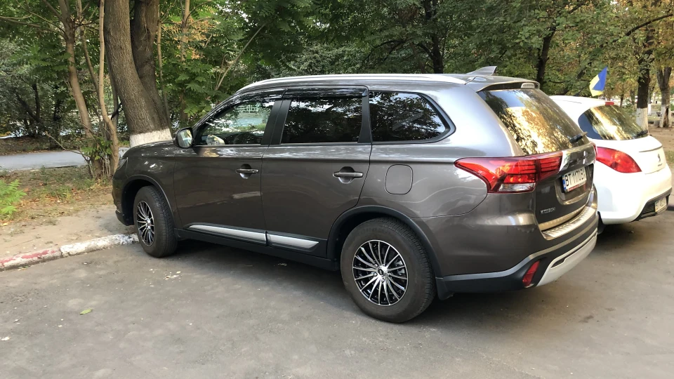 Mitsubishi Outlander 2