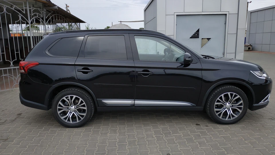 Mitsubishi Outlander 2