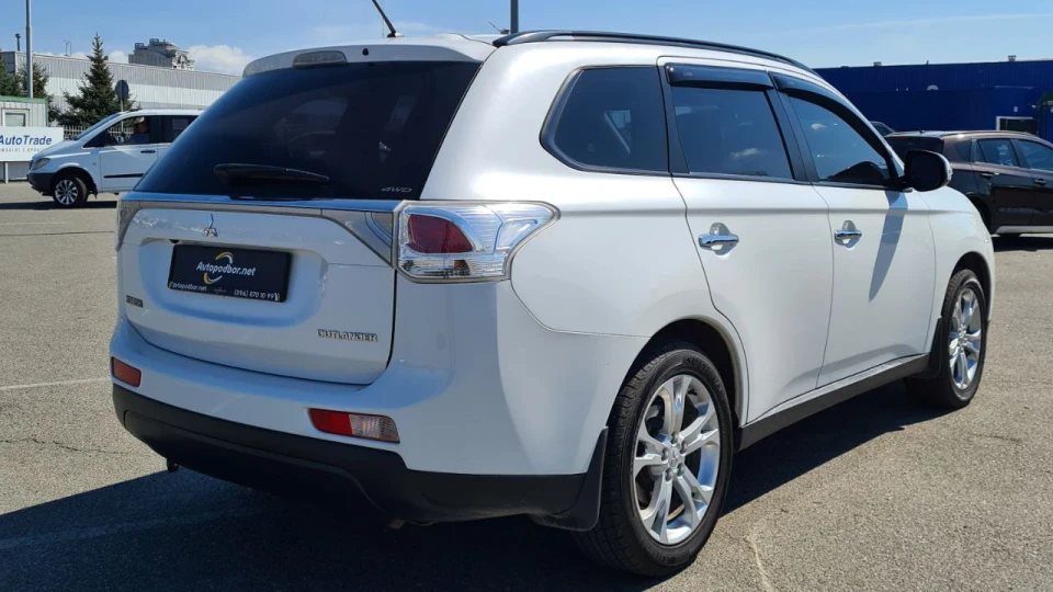 Mitsubishi Outlander 2