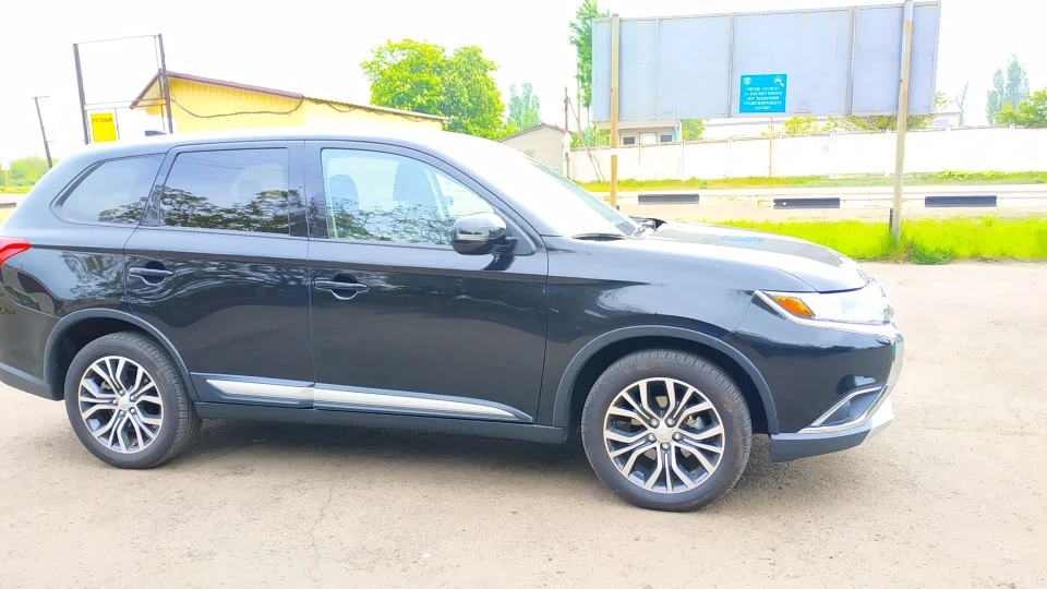 Mitsubishi Outlander 4