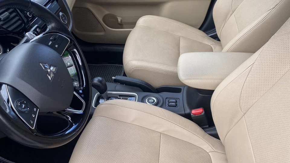 Mitsubishi Outlander 2