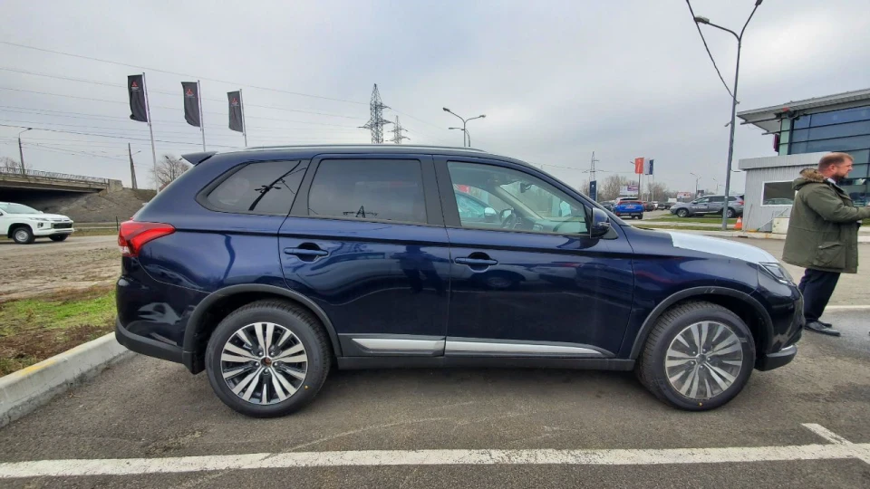 Mitsubishi Outlander 2