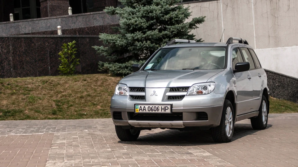 Mitsubishi Outlander 4
