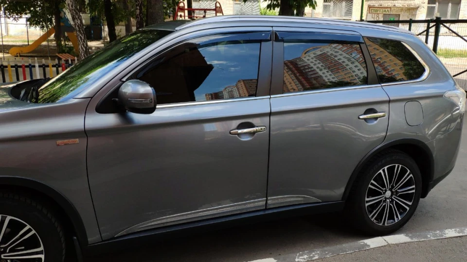 Mitsubishi Outlander 2