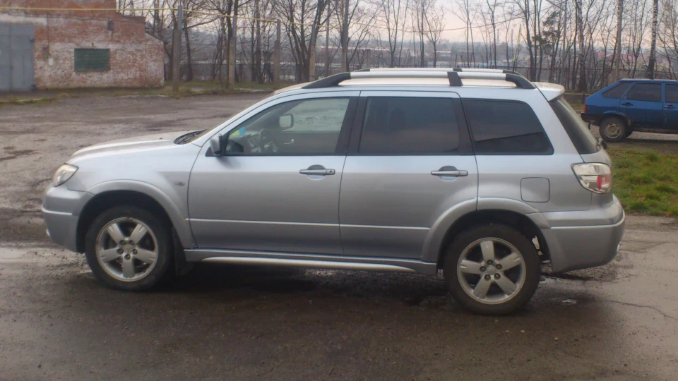 Mitsubishi Outlander 2