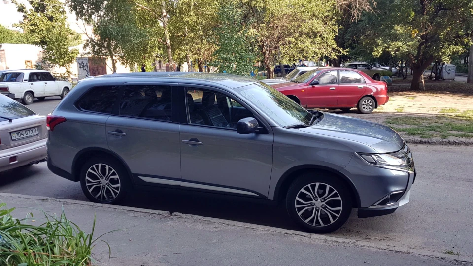 Mitsubishi Outlander 2,4 3