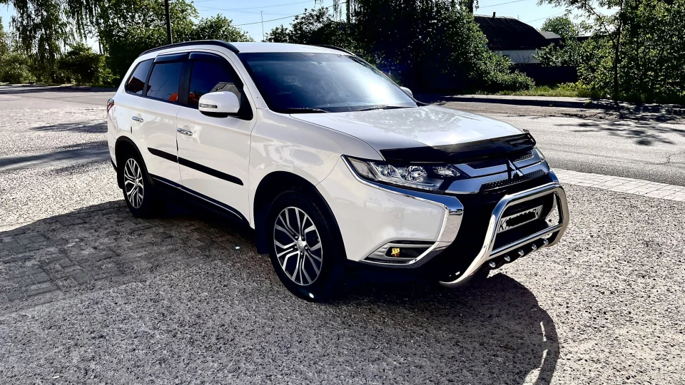 Mitsubishi Outlander Білий перламутр 2,4