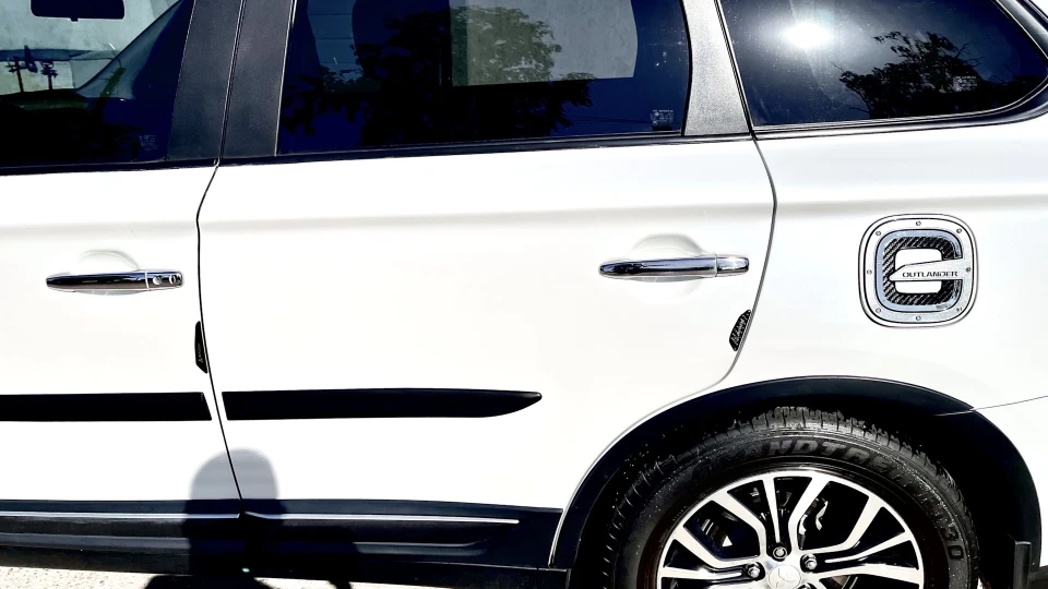 Mitsubishi Outlander Білий перламутр 2,4 3
