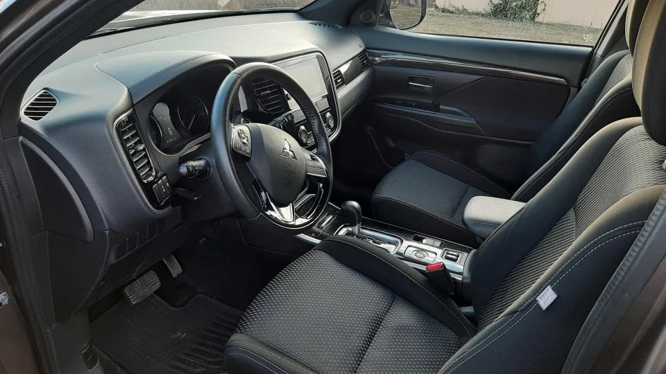 Mitsubishi Outlander Black Edition 2