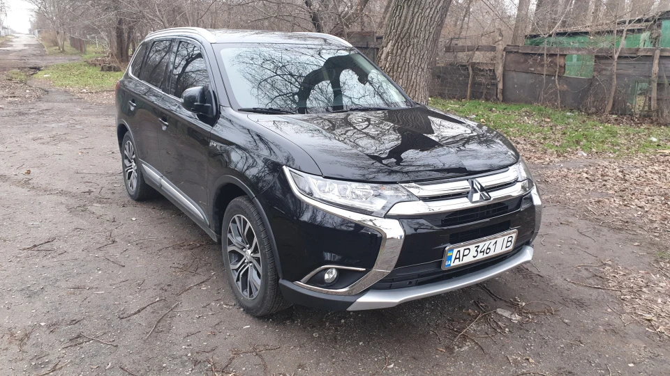 Mitsubishi Outlander GT in BLACK