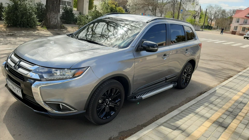 Mitsubishi Outlander LE 2
