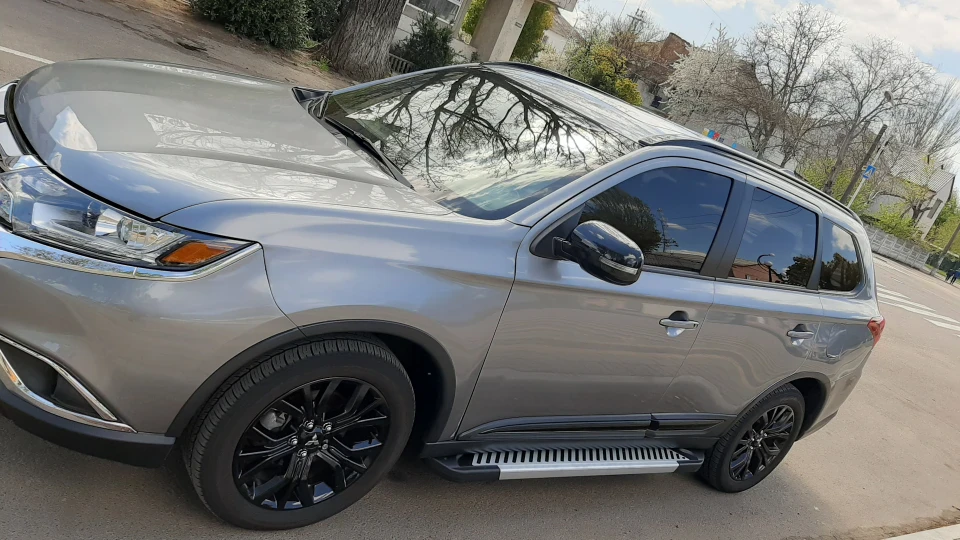 Mitsubishi Outlander LE 3