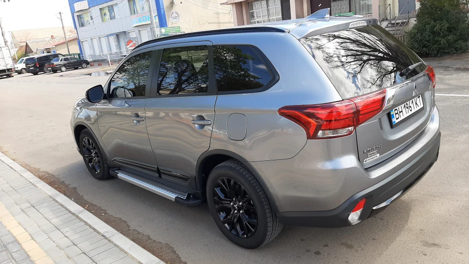 Mitsubishi Outlander LE 4