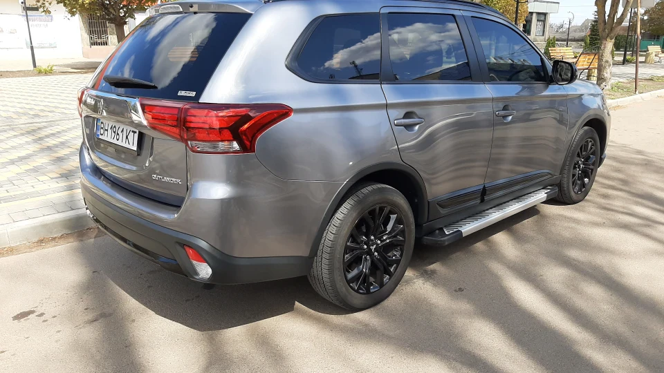 Mitsubishi Outlander LE 5