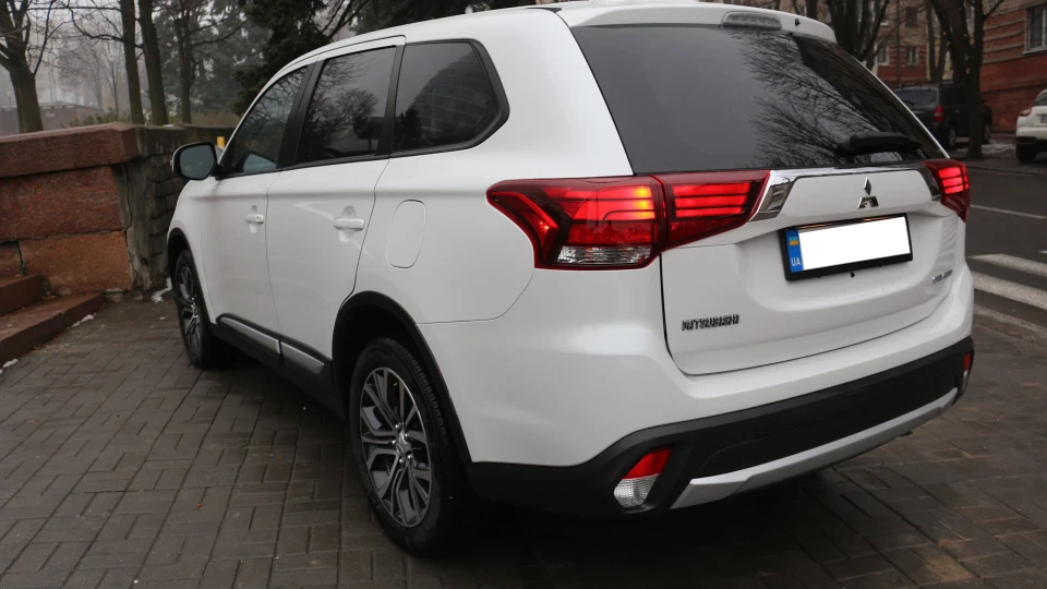 Mitsubishi Outlander MY 2018 USA 2