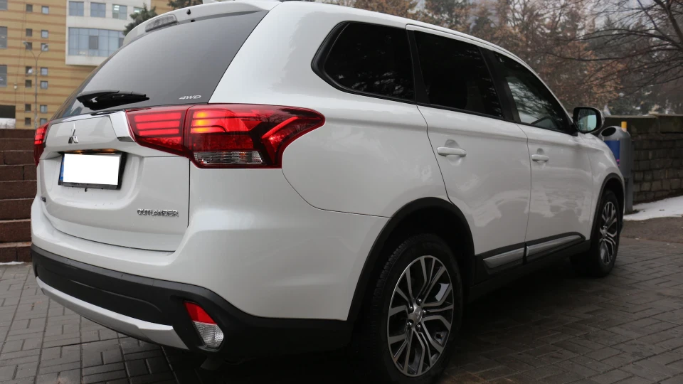 Mitsubishi Outlander MY 2018 USA 5