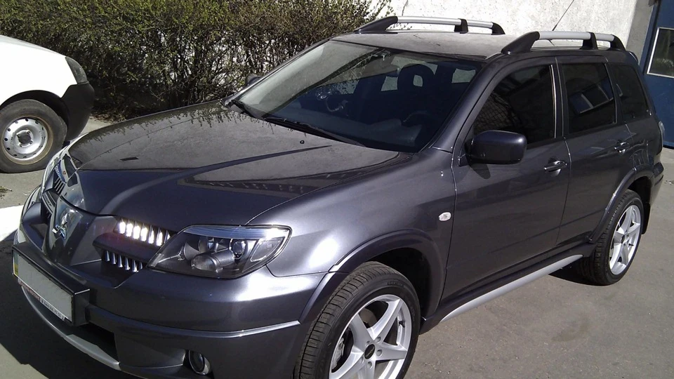 Mitsubishi Outlander R18 3
