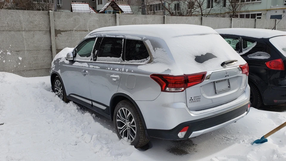 Mitsubishi Outlander SEL 2